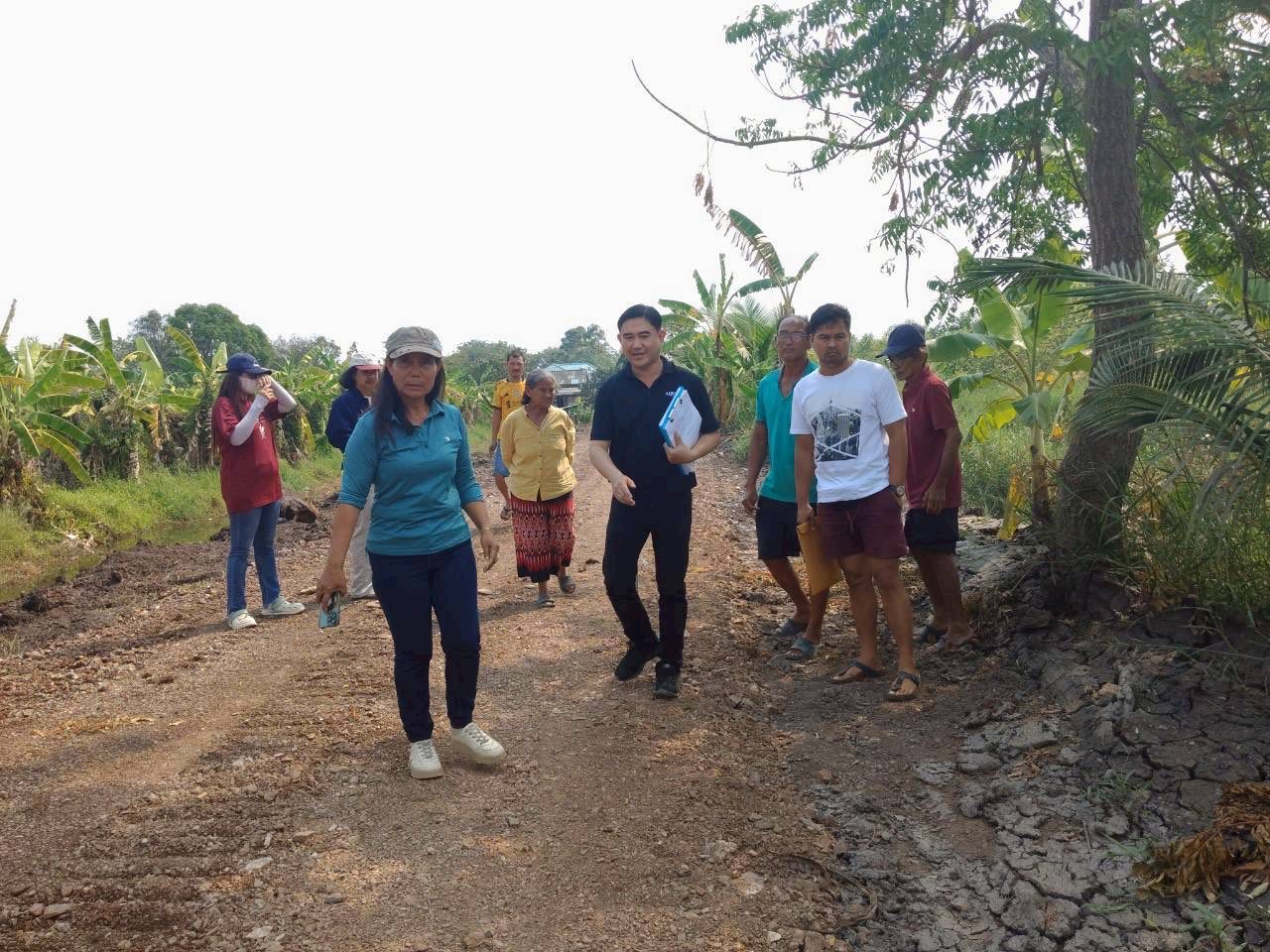 title - กลุ่มงานช่างและแผนที่ โดยนายจักรพงศ์  วรเสฏฐ์ฐากูร นายช่างสำรวจอาวุโส พร้อมผู้ช่วยนายช่างสำรวจ ดำเนินการ 2 เรื่อง ดังนี้  1.งานพิพาทแนวเขตที่ดิน และร่วมกันชี้แนวเขตแปลงที่ดินบริเวณพิพาท ที่ดินตั้งอยู่หมู่ที่ 4 ตำบลศาลาครุ อำเภอหนองเสือ จังหวัดปทุมธานี 2. งานตรวจแปลงที่ดิน องค์การบริหารส่วนตำบลหนองสามวัง อำเภอหนองเสือ จังหวัดปทุมธานี แจ้งขอความอนุเคราะห์ร่วมตรวจสอบถนนภายในเขตปฏิรูปที่ดิน ตำบลหนองสามวัง จังหวัดปทุมธานี เพื่อหาแนวทางแก้ไขปัญหาทางเข้า-ออก ให้กับเกษตรกรในเขตปฏิรูปที่ดินต่อไป ภาพ/ข่าว : กงช.ส.ป.ก.ปทุมธานี